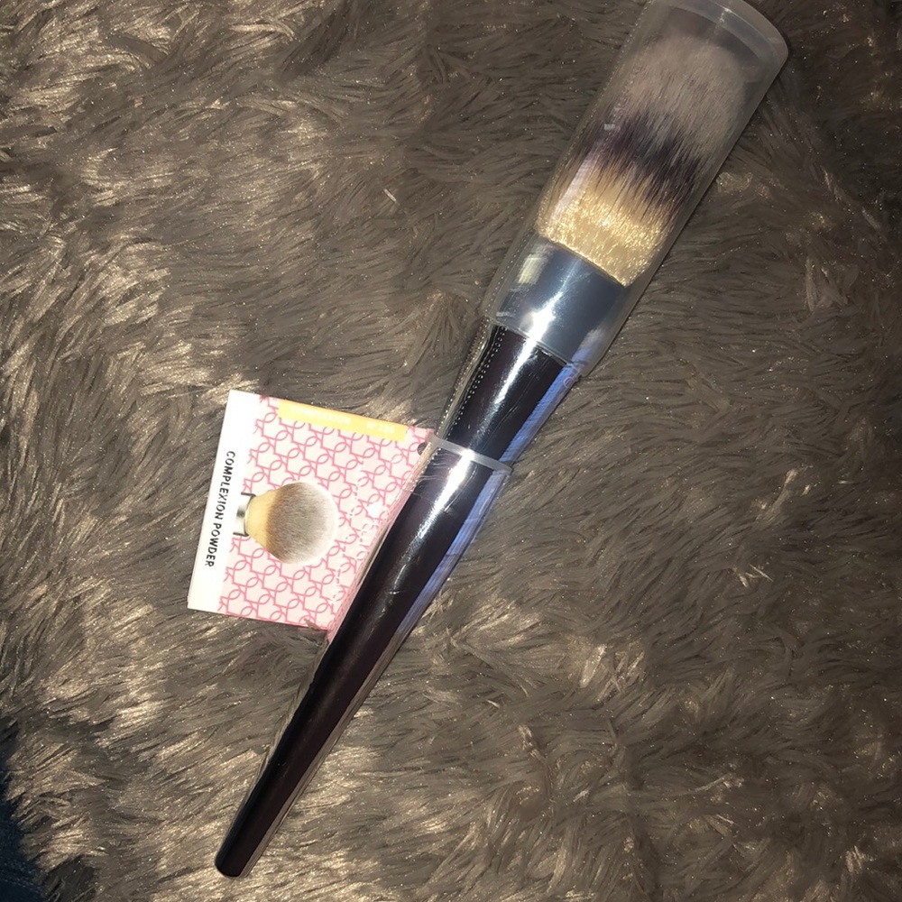 IT Cosmetics complexion powder brush